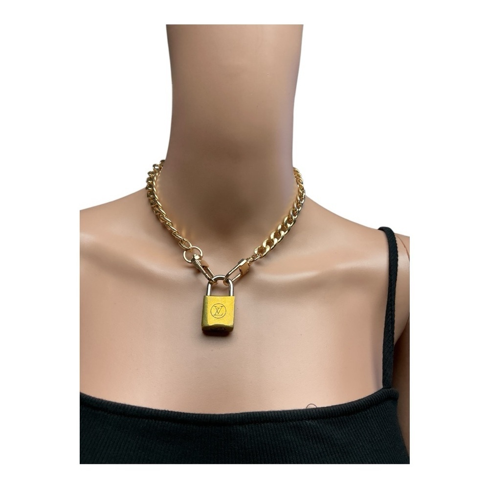 Louis Vuitton - EC -  Lock on Unbranded Gold Chain Choker